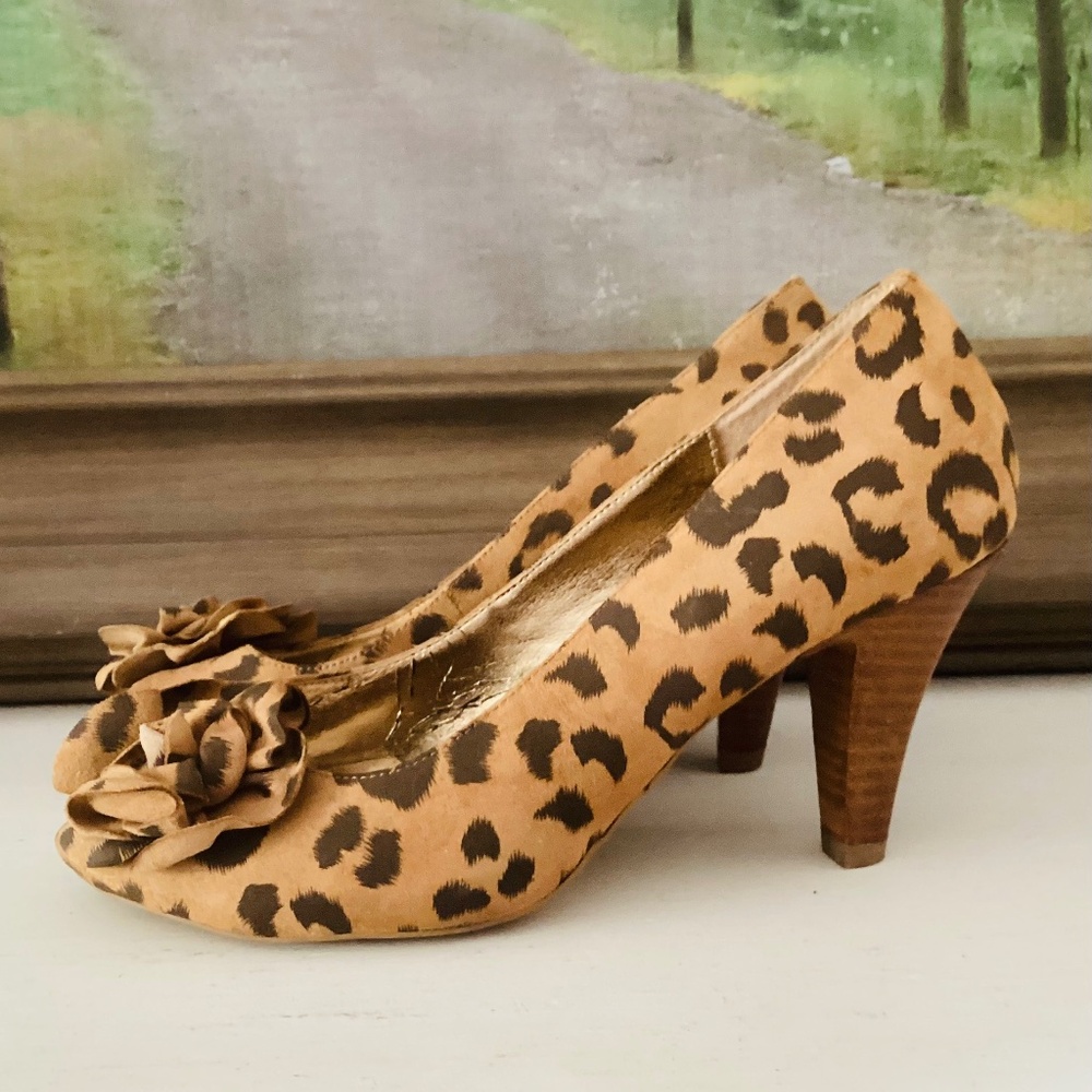Sofft Size 9.5 M High Heel Pump Suede Leather Printed Leopard Peep Toe Rosette